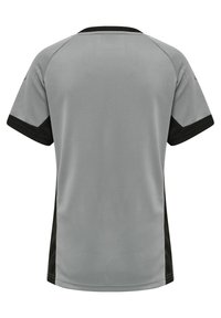 Harmaa urheilu paita mustilla yksityiskohdilla, lyhyet hihat ja hengittävä kangas. Ominaisuuksiin kuuluu pyöreä kaula-aukko ja sivupaneelimuotoilu.