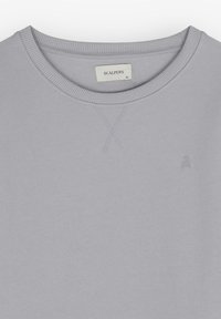 Grauer Pullover mit rundem Rippkragen, strukturiertem Stoff, subtilen Nähdetails und kleinem Logo auf der Brust. Größe XL.