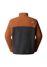 Chaqueta de forro polar bicolor con la parte superior y las mangas en color naranja quemado, la parte inferior en gris oscuro y un pequeño logo blanco en la parte superior derecha de la espalda.