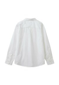 Camicia bianca a maniche lunghe, in tessuto di cotone, colletto classico, polsini abbottonati, dettaglio sulla schiena, texture liscia, cucitura uniforme.
