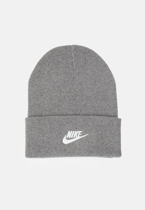 Gorro de punto gris con vuelta, que presenta un logotipo blanco de Nike bordado en la parte frontal. Textura suave, diseño de parte superior redondeada.