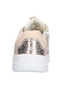 Zapatillas de deporte rosa claro con parte superior de malla texturizada, acentos metálicos, un collar acolchado y una suela blanca con amortiguación.