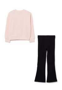 Lichtroze sweatshirt met lange mouwen en ribgebreide manchetten, gecombineerd met zwarte wijde legging met een elastische taille. Gladde textuur.