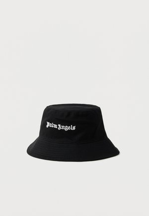 Schwarzer Bucket-Hut mit weißem "Palm Angels"-Schriftzug in gotischem Stil vorne auf einfarbigem Hintergrund.