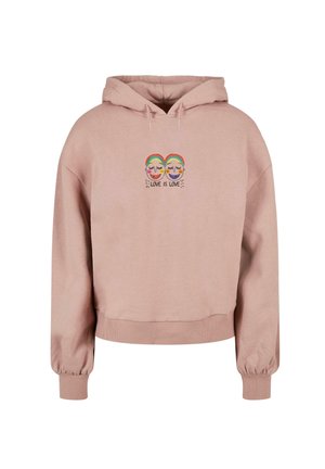 Ružová mikina s kapucňou a skráteným strihom, s vyšívaným grafickým prvkom dvoch tvárí a textom "LÁSKA JE LÁSKA." Mäkkučký materiál, rebrované manžety.