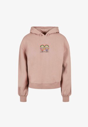 Ružová mikina s kapucňou a skráteným strihom, s vyšívaným grafickým prvkom dvoch tvárí a textom "LÁSKA JE LÁSKA." Mäkkučký materiál, rebrované manžety.
