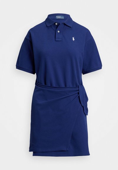 Polo suknelė tamsiai mėlyna, trumpomis rankovėmis, su apykakle, susivyniojanti juosmens su mazgo detalė, pagaminta iš minkštos medvilnės medžiagos.