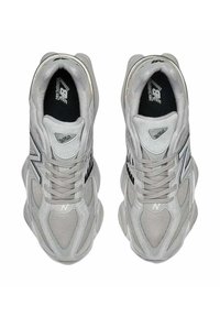 Sneaker New Balance 9060 bianche con tomaia in mesh e suede, dettagli neri, suola in gomma spessa e chiusura con lacci.