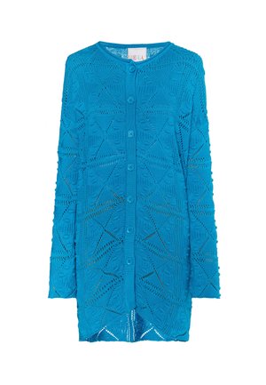 Turkizno pleteno jopico z geometrijskim vzorcem, ki ima dolge rukave, okroglo ovratnico in šest gumbov spredaj.