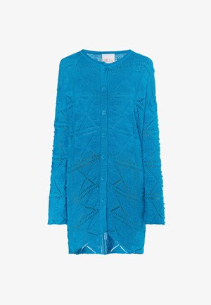 Turkizno pleteno jopico z geometrijskim vzorcem, ki ima dolge rukave, okroglo ovratnico in šest gumbov spredaj.