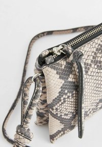 Next Olkalaukku - snake print