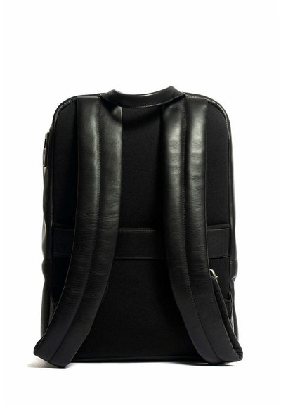 Zaino nero con combinazione di pelle e tessuto, dotato di spallacci imbottiti, una forma strutturata e una texture liscia.