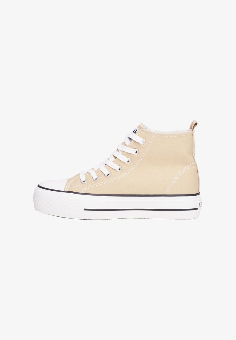 Sneaker alta beige con parte superiore in tela di cotone, punta in gomma bianca e suola, dotate di lacci bianchi e una striscia nera lungo la base.