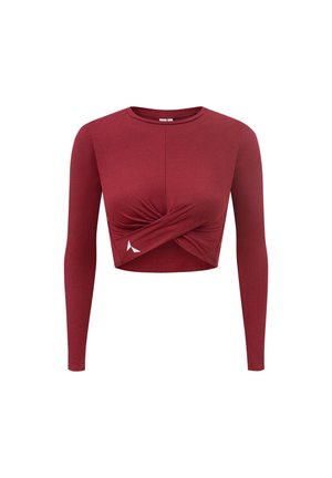 Burgundské dlhé rukávy crop top s prekrúteným predným dizajnom, vyrobený z mäkkej tkaniny, s malým logom na spodnej ľavej strane.