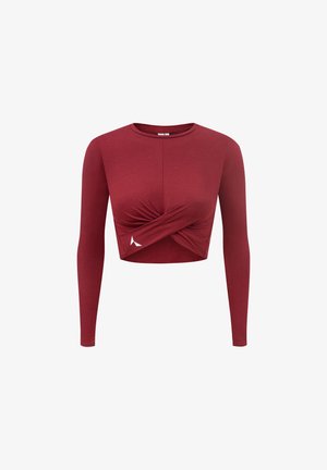 Burgundska dugmadna majica kratkog kroja s dizajnom uvijenog prednjeg dijela, izrađena od mekanog materijala, s malim logotipom na donjem lijevom dijelu.