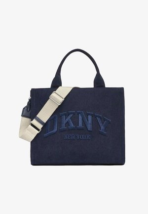 Torba iz mornarsko modrega manšestra z dvema ročajema in nastavljivim platnenim trakom. Na sprednji strani je izbočen logotip »DKNY NEW YORK«.