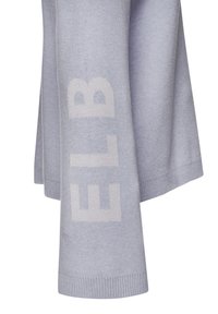 Svetlo modra pletena jopica z mehkim teksturim. Na sprednji strani je velik bel logotip "ELB". Žebljičaste manšete in spodnji rob izboljšujejo dizajn.