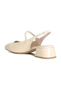 Scarpa slingback in pelle beige con punta appuntita, cinturino elastico e tacco corto e squadrato con finitura lucida.