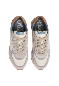 Beige en lichtgrijze sneakers van suede en mesh, met een bruine hakkap, beige veters en een blauw logo op de tong.