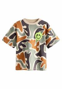 T-shirt à manches courtes en coton avec un motif camouflage abstrait multicolore. Présente un graphique de smiley vert sur le devant.