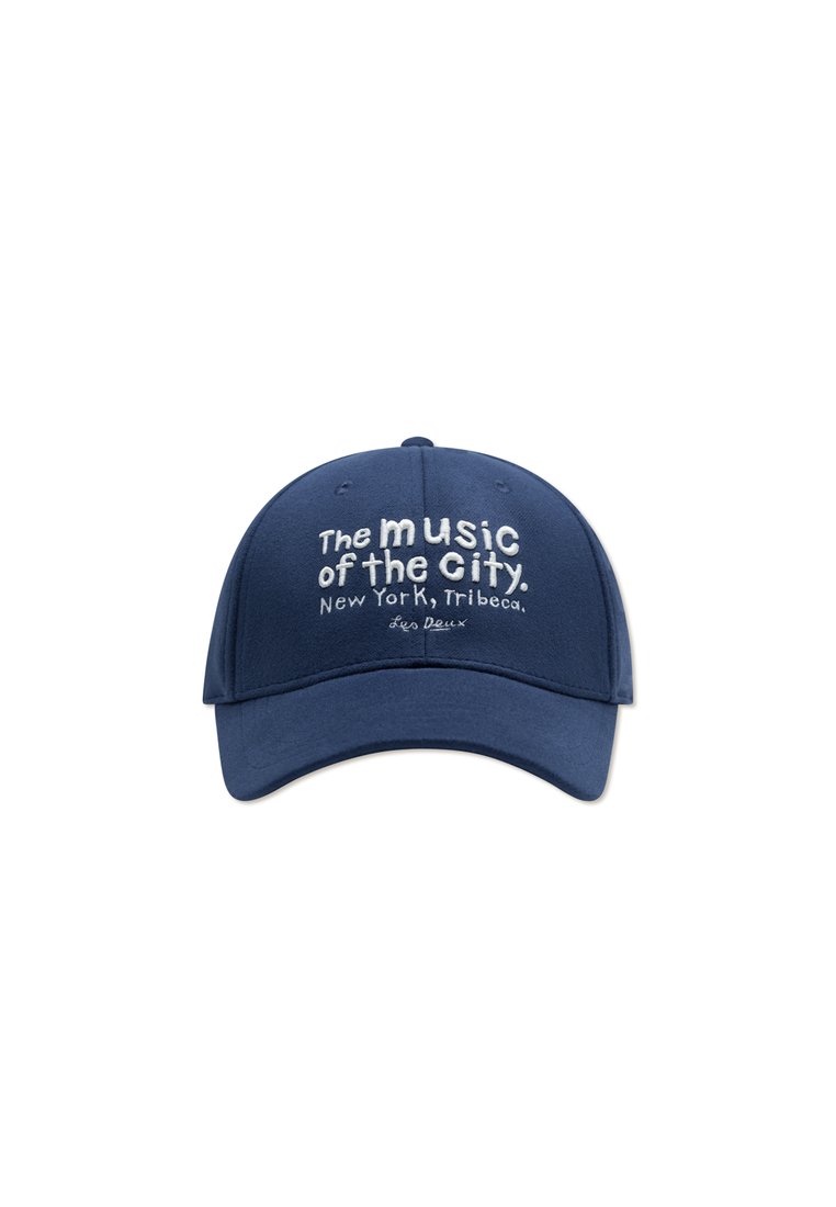 Marineblå baseballcap med brodert tekst: "Musikken fra byen. New York, Tribeca." Mykt stoff, buet skygge, justerbar stropp.