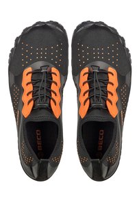 Chaussures de sport noires avec des accents orange, présentant un empeigne respirante et une semelle rembourrée. Le design inclut des perforations pour la ventilation.