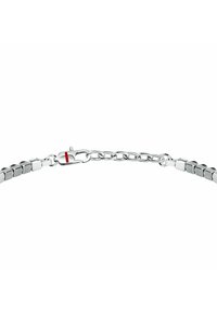 Bracciale in argento con maglie rettangolari dalle finiture lucide e opache, collegate da una catena. Include una piccola chiusura con un accento rosso.