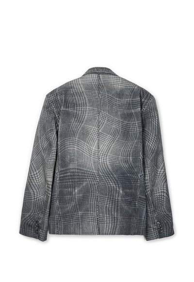 Blazer con patrón de pata de gallo en gris y negro, mangas largas, puños con botones y detalle de costura en la parte trasera, visto desde atrás.