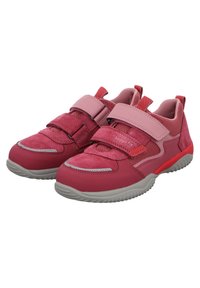 Ein Paar rote und rosa Kindersneaker mit doppeltem Klettverschluss und grauen Gummisohlen, schräg nach rechts auf weißem Hintergrund.