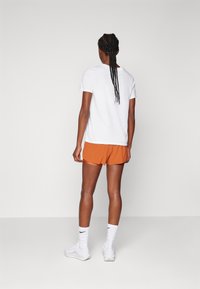 Nike Performance SWIFT SHORT - Sport rövidnadrágok - burnt sunrise/reflective silver
