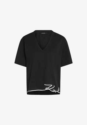 Schwarzes V-Ausschnitt-T-Shirt aus Baumwolle mit kurzen Ärmeln, das am Saum mit einer weißen gestickten Unterschrift versehen ist. Lässige Passform und glatte Textur.