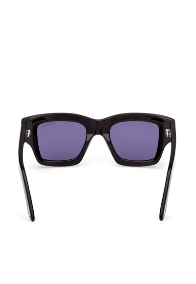 Ochelari de soare din material sintetic, negri, cu rame pătrate, lentile tintate de culoare purpurie și accente aurii pe brațe. Textură netedă și lucioasă pe tot parcursul.