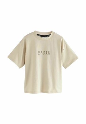Camiseta de manga corta beige con escote redondo. Presenta un logo impreso "BAKER" en gris oscuro en la parte frontal. Material de algodón suave.