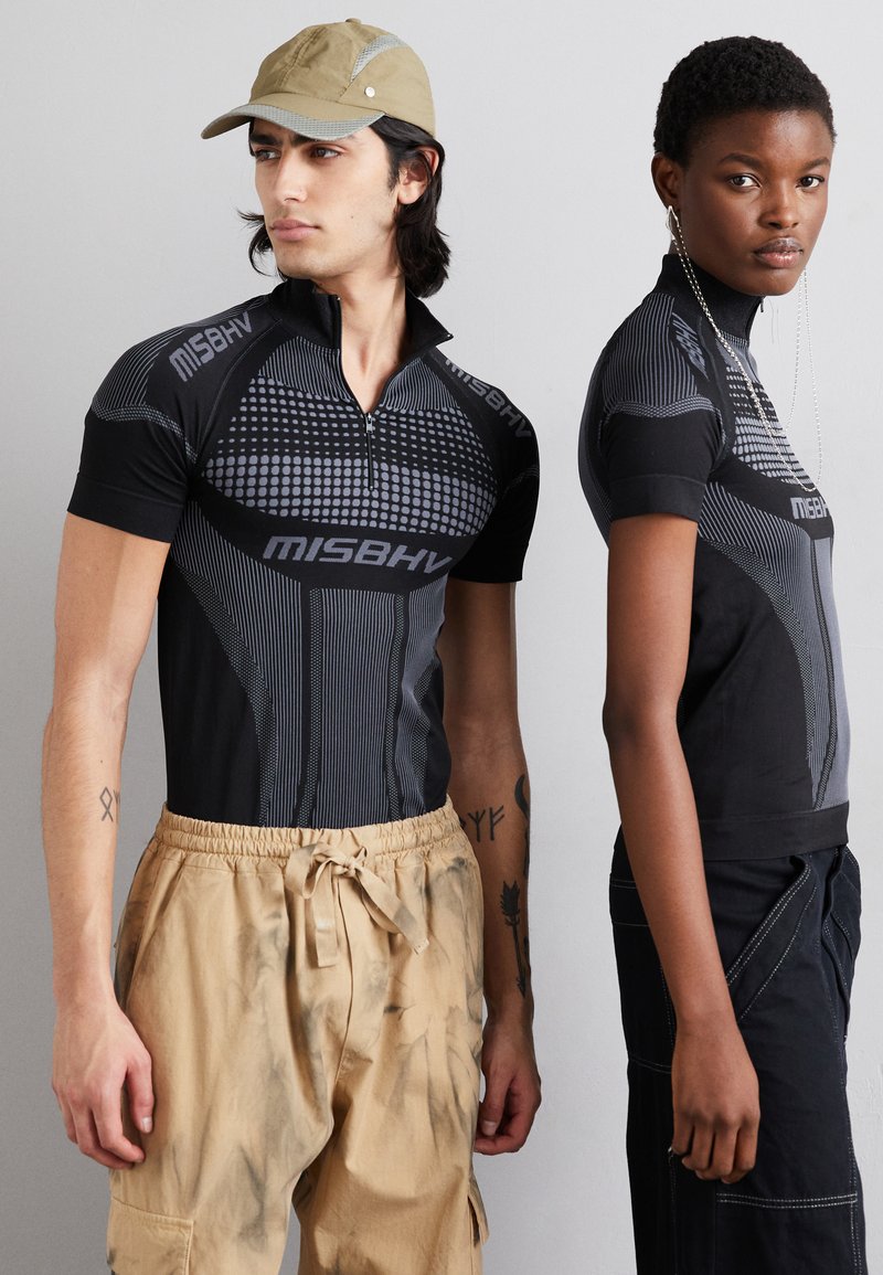 MISBHV SPORT EUROPA QUARTER ZIP - T-shirt estampada - muted black
