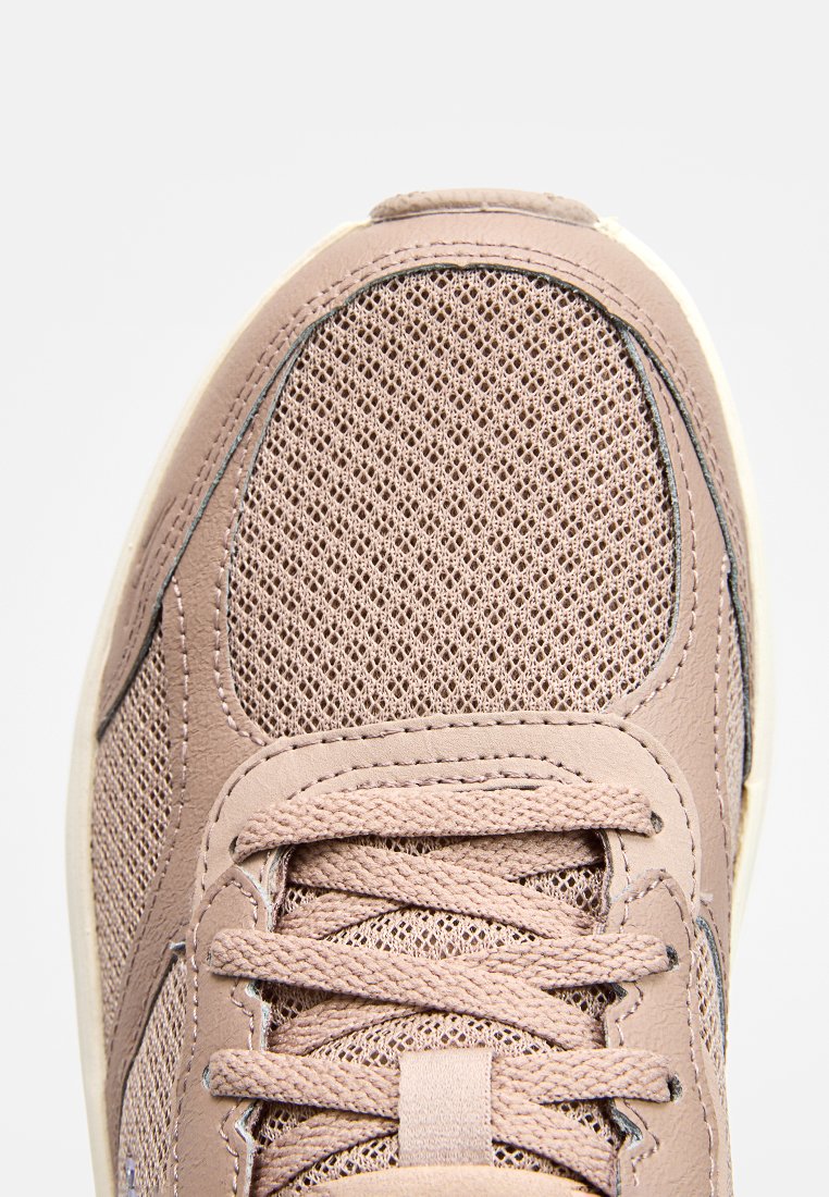 Hellbraune Sneaker mit Mesh-Obermaterial, glatten Lederakzenten, flachen Schnürsenkeln, gepolsterter Zunge und einer strukturierten Gummisohle.