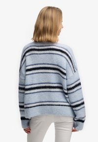Übergroßer gestrickter Pullover in Hellblau mit dunkelblauen und schwarzen horizontalen Streifen. Weiche Textur und mit tief angesetzter Schulter.