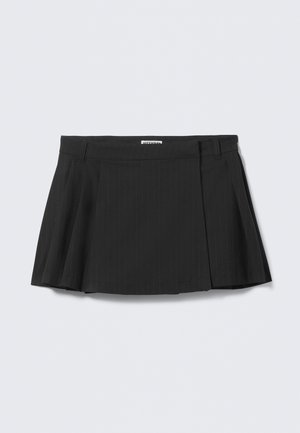 Čierna plisovaná sukňa so vzorom jemných prúžkov, vyrobená z textúrovanej látky s pásom, navrhnutá pre priliehavý vzhľad.