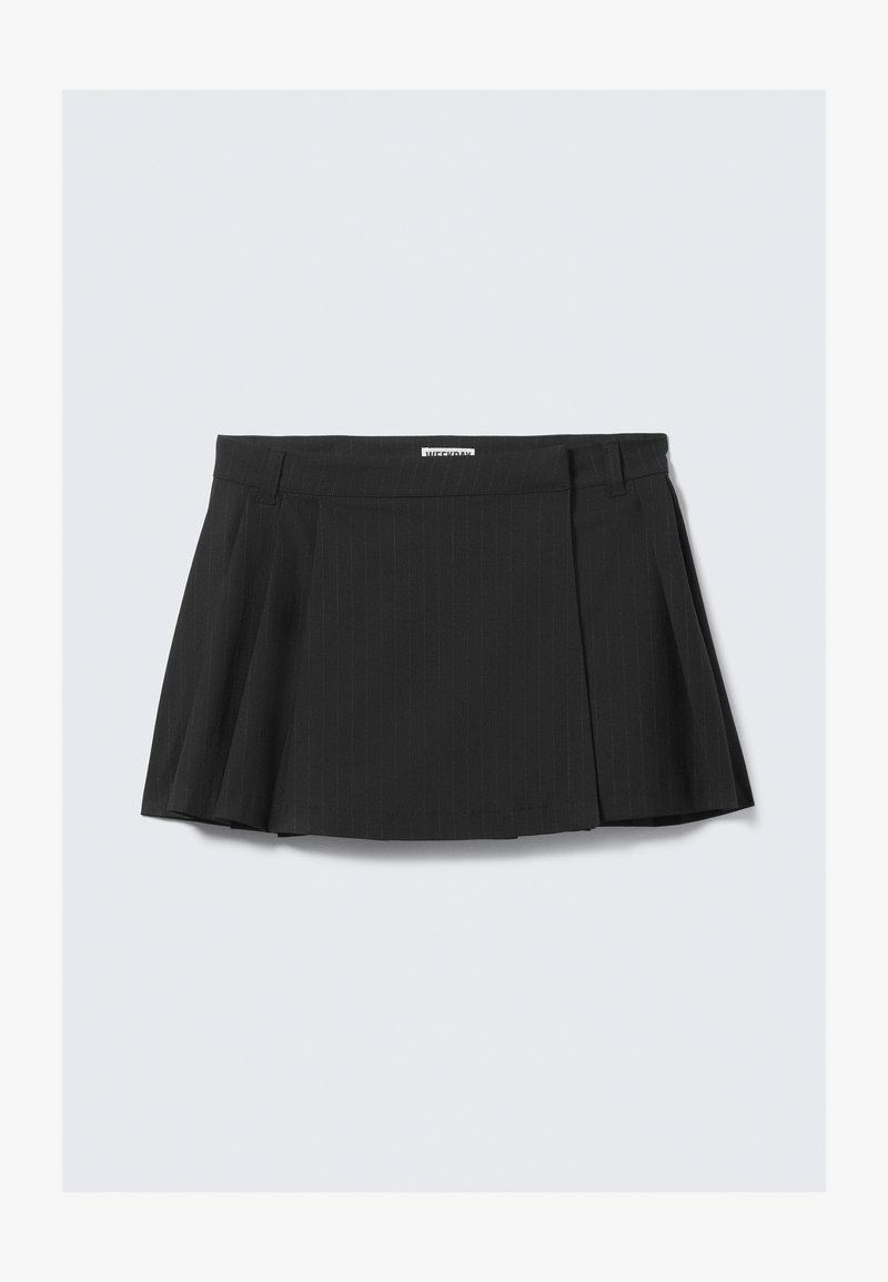 Jupe noire plissée avec un motif à rayures, fabriquée en tissu texturé avec une taille, conçue pour un look ajusté.