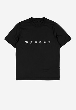 Tricou negru cu mâneci scurte, cu text alb în stil gotic "WASTED" pe piept, așezat plat pe un fundal alb.