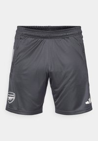 Pantaloni scurți sport de culoare gri închis, cu talie elastică, logo-ul clubului de fotbal Arsenal pe piciorul stâng și logo-ul Adidas pe piciorul drept.