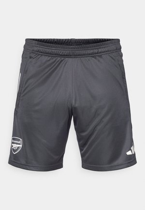Tamsiai pilki sportiniai šortai su elastingu juosmeniu, Arsenal futbolo klubo logotipas kairiajame šone, ir Adidas logotipas dešiniajame šone.