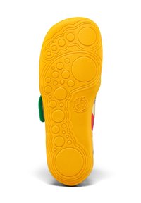 Suola di scarpa in gomma gialla con motivi circolari testurizzati. Presenta un accento verde sul lato. Progettata per aderenza e comfort.