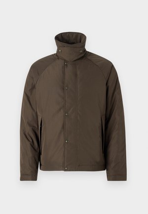 Brun, isolert jakke med høy krage, trykknapper og sidelommer. Har en glatt tekstur og et avslappet passformdesign.