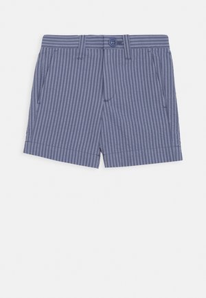 Niebieskie szorty w paski wykonane z lekkiego materiału, z zapięciem na guzik, szlufkami na pasek i bocznymi kieszeniami. Pionowe paski na jednolitym tle.