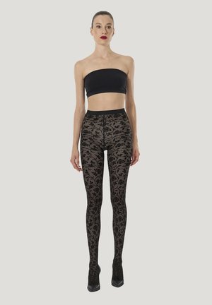 Svarta strumpbyxor med blommönster och genomskinlig look, med elastisk midjeband. Bärs med en axelbandslös svart topp och högklackade skor.