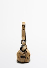 Texturiert, braune Ledertasche mit dunklen Flecken, ausgestattet mit einem kurzen Riemen mit Schnalle und einem runden Boden. Einfaches, funktionales Design.