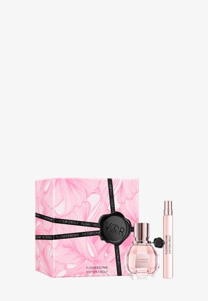 Pink floral gemustertes Viktor & Rolf Flowerbomb Geschenkset mit Parfümflakon und schlankem Sprayfläschchen daneben.