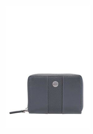 Sivopripravljen usnjeni denarnica z teksturirano površino, ki vključuje srebrno logotip oblačila in zadrgo za zapiranje, zasnovana s tremi paneli in zadrgo.