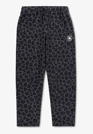 Pantalon de jogging gris foncé avec motif léopard noir et logo blanc Converse All Star sur la partie supérieure de la cuisse gauche, taille élastique avec cordon.