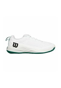 Weißer Sportschuh mit strukturiertem Obermaterial, grüner Gummisohle und schwarzem Logo an der Seite. Verfügt über traditionelle Schnürsenkel und eine Zuglasche.